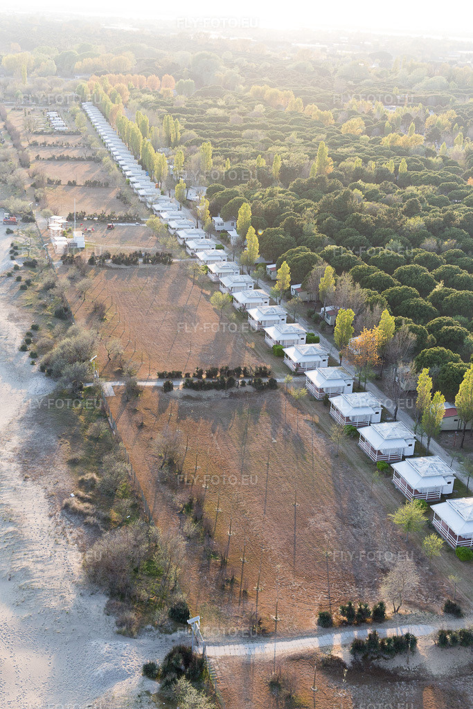 Vue aérienne: Vue de la ville à Cavallino-Treporti dans le département Vénétie, Italie. Photo: IMG_098249.jpg prise le 03/04/2017 par Werner Riehm/FLY-FOTO.eu – Résolution de l'original: 3648 x 5472 px