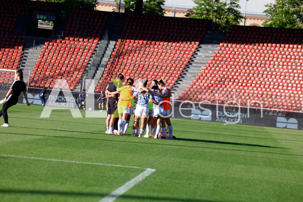 GC Zürich vs FC Zürich - AXA Women’s Super League Playoffs - Stadion Letzigrund | GC Zürich Team before the AXA Women’s Super League Playoffs quarter-final second leg between GC Zürich and FC Zürich at Stadion Letzigrund, Zurich, Switzerland. - Realisiert mit Pictrs.com