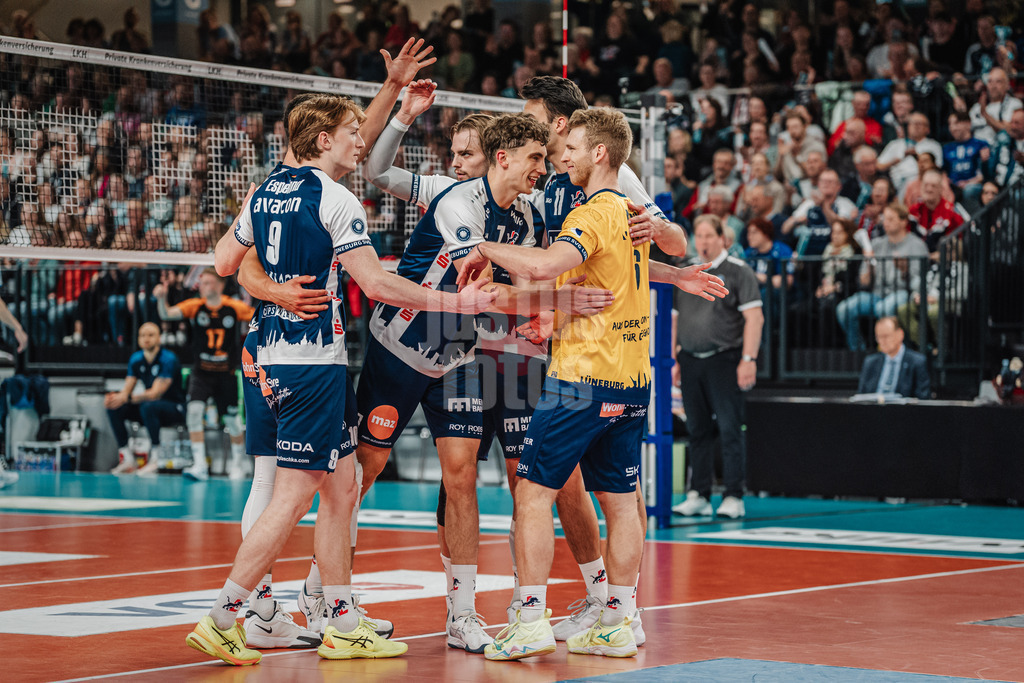 Volleyball | Herren | Saison 2024/2025 | 1. Volleyball Bundesliga Männer | Halbfinale | SVG Lüneburg vs. VfB Friedrichshafen | 19.04.2025 | Das Team aus Lüneburg jubelt, in der Mitte Joscha Kunstmann (#7, SVG Lüneburg), rechts Gage Thomas Worsley (#6, SVG Lüneburg)