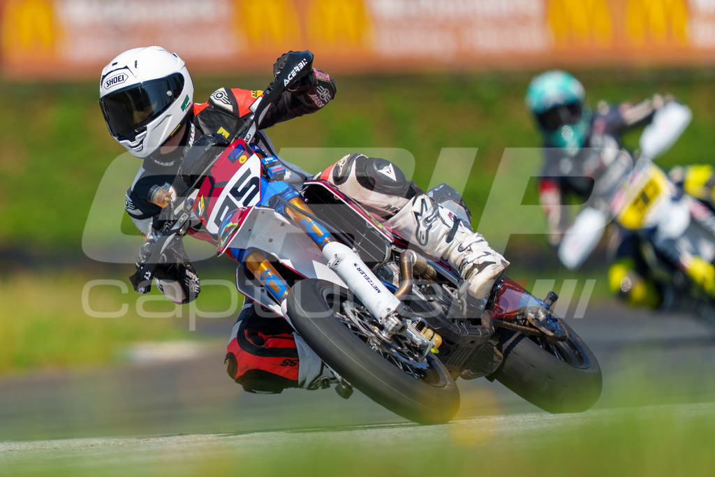 G-Cup + Supermoto Staatsmeisterschaft + Hungarian Supermoto Championship | GRIPcapture steht für authentische Sportfotografie in Österreich – für Momente, die mehr sind als Geschwindigkeit oder Ergebnis. Es geht um Emotion, Spannung, Fokus und den Augenblick, der oft nur einen Wimpernschlag dauert.Ob Motorsport, Teamsport oder 