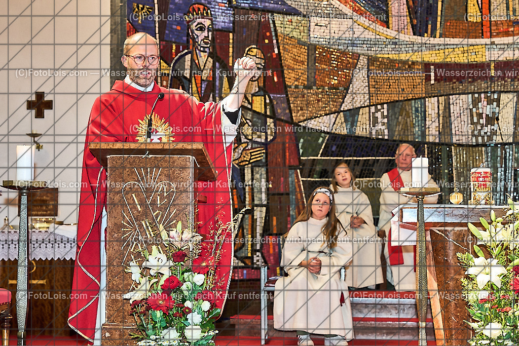 ALP1284_PfarrFirmung Wieselburg_Generalvikar Weiss_Peckerl | (C)FotoLois.com, Alois Spandl, Firmung in der Pfarrkirche Wieselburg mit Generalvikar Dr. Christoph Weiss, Dechant Pfarrer Daniel Kostrzycki und Monignore Franz Dammerer, Sa 15. Juni 2024.