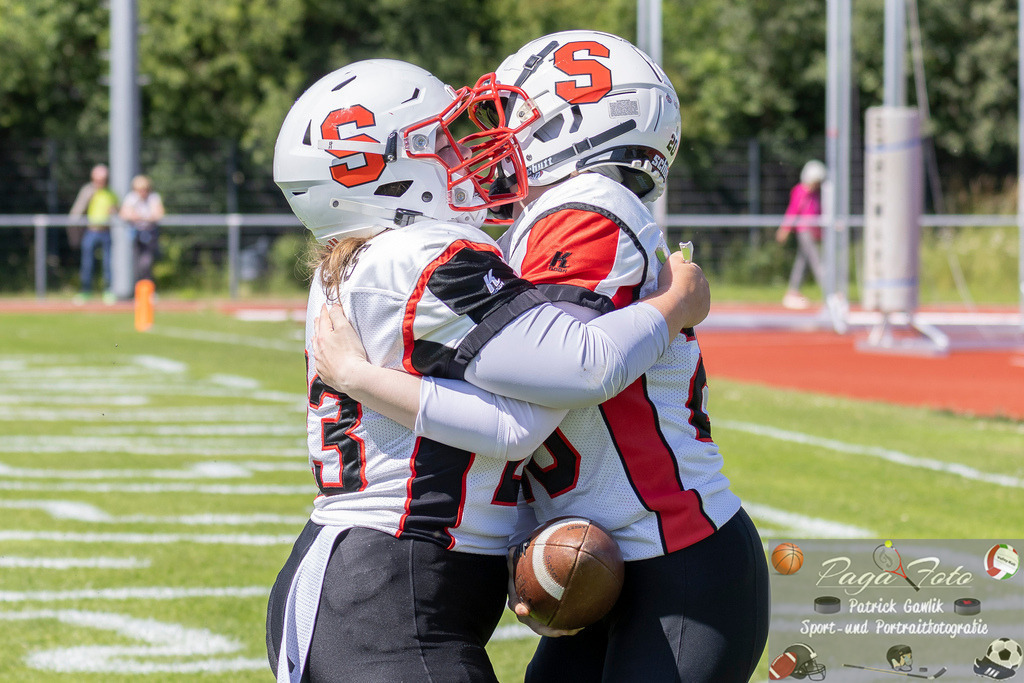 GFLW 1: German Football League Women 1: Rodgau Pioneers Ladies - Stuttgart Scorpions Sisters, 07.06.2026 | Annalena Welter (Stuttgart Scorpions Sisters #23) &amp; Dinah Laura Naegele (Stuttgart Scorpions Sisters #20) freuen sich über einen Touchdown, Rodgau Pioneers Ladies - Stuttgart Scorpions Sisters, Rodgau, Maingau-Energie-Stadion "Am Weichsee", 7.6.2026 - Realisiert mit Pictrs.com