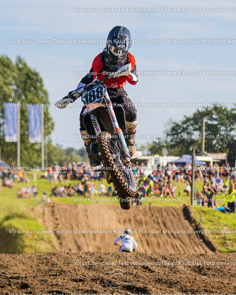 09_21_LM_Schenkenhorst-9183 | Sportfotografin aus Berlin-Brandenburg mit Fokus auf Motocross. Ich halte deine sportliche Leistung und echte Emotionen auf und neben der Strecke professionell fest. Entdecke die Fotos von deinem Rennen und bestelle sie direkt hier im Shop.