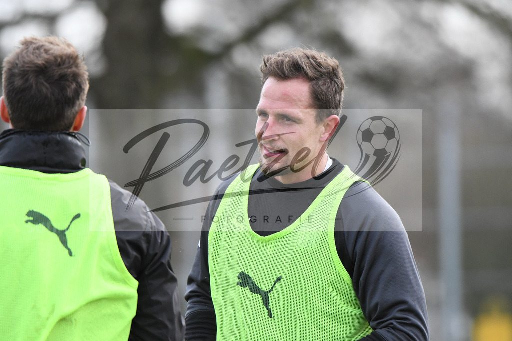 20200130_TRAOSN_0092 | Fußball, Herren: Ulrich Taffertshofer (VfL Osnabrueck) schaut waehrend der Trainingseinheit des VfL Osnabrueck im Sportpark Illoshoehe am 30.01.2020 in Osnabrueck, Deutschland. - Realisiert mit Pictrs.com