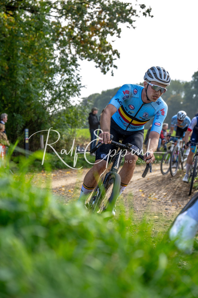 Ralf Eppink Photography 20251012_DSC04341 | Sportfotografie, Eventfotografie, Porträtfotografie, Radsport Fotograf, Triathlon Fotograf, Düsseldorf Fotograf, Köln Fotograf, Actionfotografie, Teamfotografie, Peoplefotografie, Business Portraits, Veranstaltungsfotografie, Reportagefotografie - Realisiert mit Pictrs.com