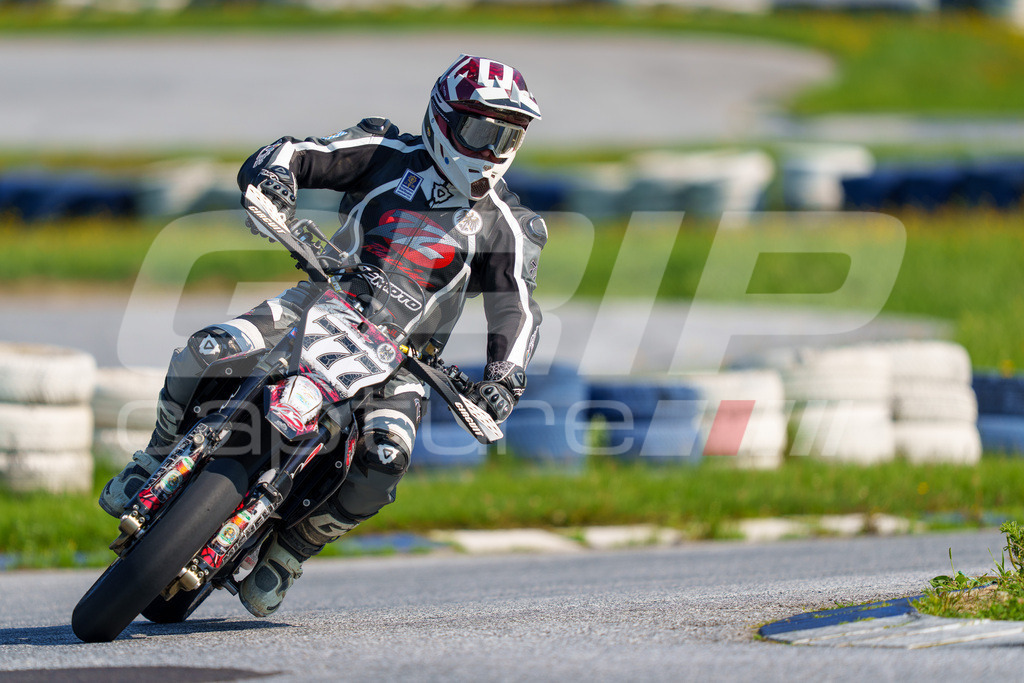 SuperMoto_Staatsmeisterschaft_Greinbach_175 | GRIPcapture steht für authentische Sportfotografie in Österreich – für Momente, die mehr sind als Geschwindigkeit oder Ergebnis. Es geht um Emotion, Spannung, Fokus und den Augenblick, der oft nur einen Wimpernschlag dauert.Ob Motorsport, Teamsport oder 