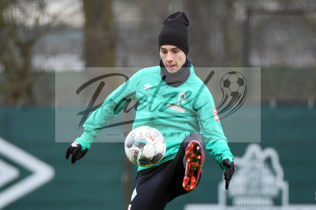 20200227_TRASVW_0084 | Fussball, Herren: Ilia Gruev (Werder Bremen) in Aktion, am Ball, Einzelaktion waehrend der Trainingseinheit des SV Werder Bremen auf dem Trainingsplatz am wohninvest Weserstadion am 27.02.2020 in Bremen, Deutschland. - Realisiert mit Pictrs.com