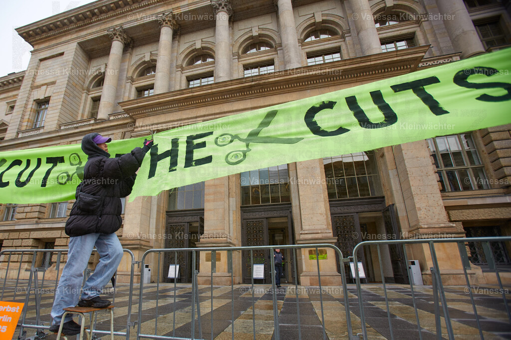 251114_SaveOurStudios_AGH_14 | Mit einer Lärmdemo und dem Durchschneiden eines Banners mit der Aufschrift "Cut the cuts" protestieren Künstler*innen am 14.11.2025 vor dem Berliner Abgeordnetenhaus gegen finanzielle Kürzungen in ihrem Bereich. - Realisiert mit Pictrs.com