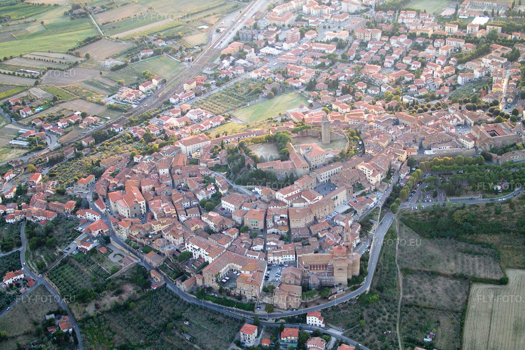 Vue aérienne: Vue de la ville à Castiglion Fiorentino dans le département Arezzo, Italie. Photo: IMG_43859.jpg prise le 29/07/2011 par Werner Riehm/FLY-FOTO.eu – Résolution de l'original: 4272 x 2848 px