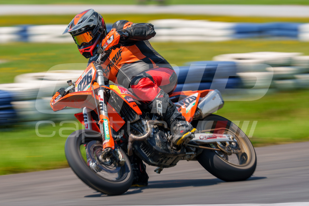 G-Cup + Supermoto Staatsmeisterschaft + Hungarian Supermoto Championship | GRIPcapture steht für authentische Sportfotografie in Österreich – für Momente, die mehr sind als Geschwindigkeit oder Ergebnis. Es geht um Emotion, Spannung, Fokus und den Augenblick, der oft nur einen Wimpernschlag dauert.Ob Motorsport, Teamsport oder 