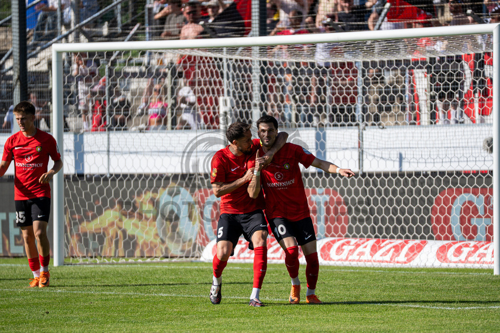 Stuttgarter Kickers vs. SG Sonnenhof Großaspach, Fussball, WFV-Pokal, Finale, 23.05.2026 | Mert Tasdelen (SG Sonnenhof Großaspach, #10) jubelt mit Volkan Celiktas (SG Sonnenhof Großaspach, #05) und seiner Mannschaft nach Treffer zum 1:4,Stuttgarter Kickers vs. SG Sonnenhof Großaspach, Fussball, WFV-Pokal, Finale, 23.05.2026