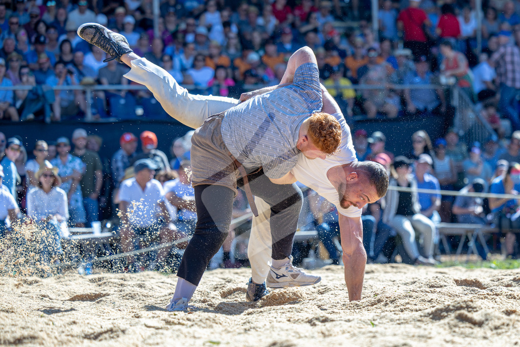 TESSINER2025_04_Gang_0983 | Die Schwinger des Schwyzer Kantonalen Schwingerverbandes: Fotos, die Dynamik und Leidenschaft festhalten, sowie emotionale Momente aus dem traditionellen Schwingsport zeigen. - Realisiert mit Pictrs.com