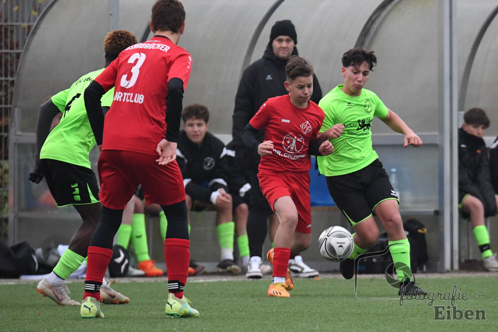 JFV Edewecht-Osnabrücker SC | C-Jugend Landesliga; JFV Edewecht (grün)-Osnabrücker SV (rot) am 18.11.2023; in Edewecht (Sportanlage Göhlenweg), Photo: Philip Eiben 2023 - Realisiert mit Pictrs.com