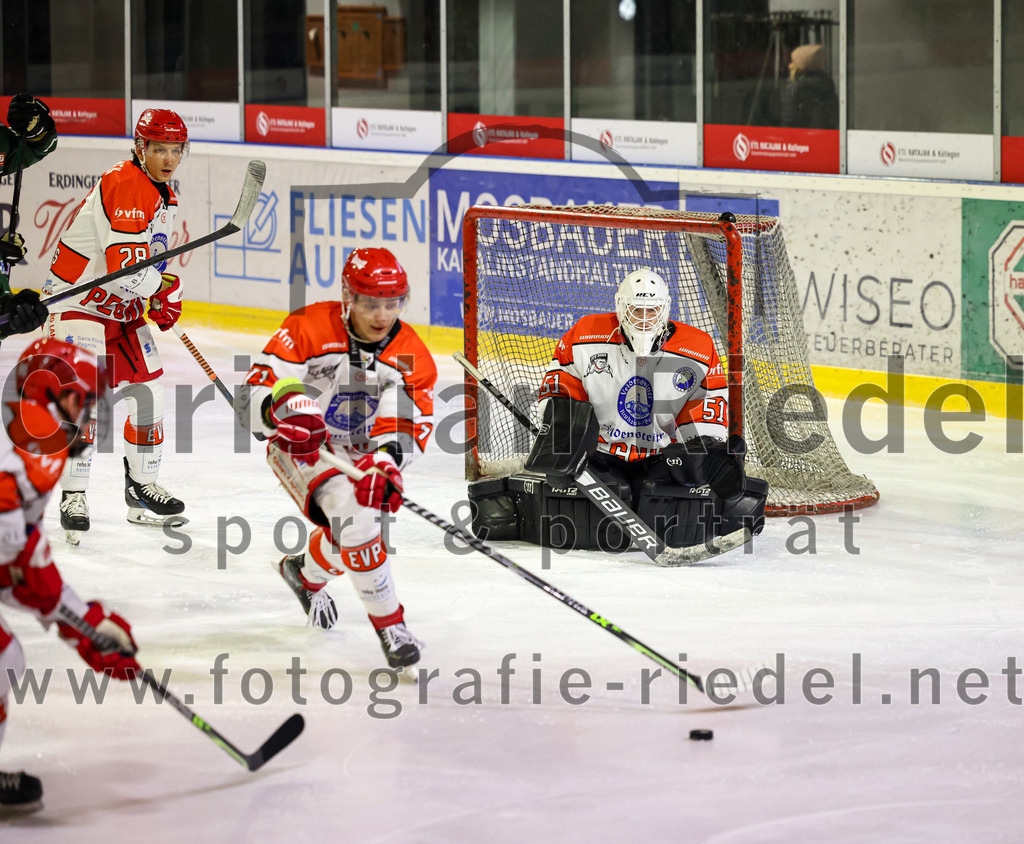 2022-12-02_005_TSV_Erding_gegen_EV_Pegnitz | Erding, Deutschland, 02.12.2022:
Eishockey, Bayernliga 2022 / 2023, 17. Spieltag, TSV Erding gegen EV Pegnitz, Endergebnis: 9:3

Ondrej Holomek (EV Pegnitz, #28), Daniel Sonnenberg (EV Pegnitz, #71), Torwart Filip Rieger (EV Pegnitz, #51)

Foto: Christian Riedel / fotografie-riedel.net