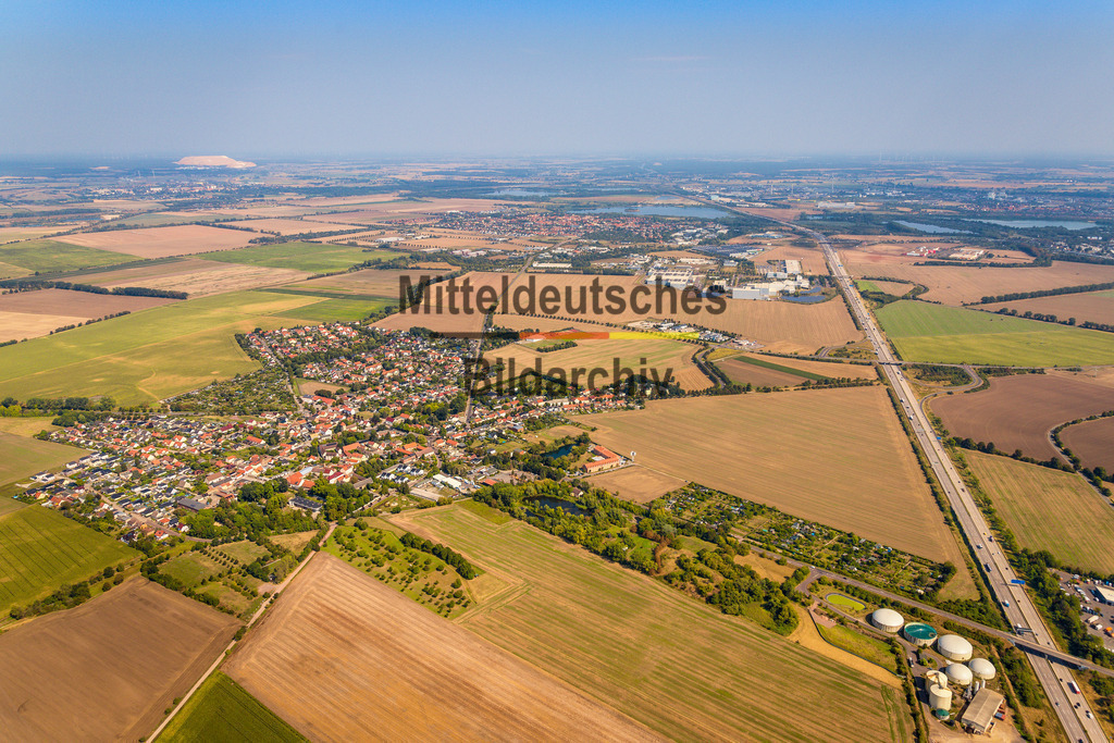 9_Ebendorf_Biogas_A2-2152 | Diese Luftaufnahme zeigt einen Ort im Landkreis Börde aus der Vogelperspektive. Das Bild entstand aus einem Tragschrauber und vermittelt einen eindrucksvollen Überblick über die Siedlungsstruktur, die umgebende Landschaft und die charakteristischen Merkmale des Ortes. Die Aufnahme dokumentiert Architektur, Straßenverläufe und Grünflächen aus einer außergewöhnlichen Perspektive und ist Teil des Mitteldeutschen Bildarchivs von Luftbildfotograf Steffen Lehmann.
 - Realisiert mit Pictrs.com