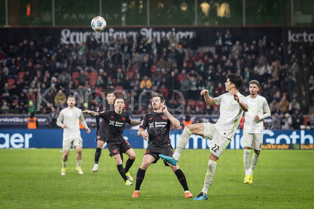 German Bundesliga, Bayer 04 Leverkusen vs. SV Werder Bremen, 24.01.2026 | LEVERKUSEN, GERMANY - JANUARY 24: Jonas Hofmann (Bayer 04 Leverkusen, 7) and Julian Malatini (SV Werder Bremen, 22) during the German Bundesliga match on gameday 19 between Bayer 04 Leverkusen vs. SV Werder Bremen at BayArena on January 24, 2026 in Leverkusen, Germany. DFL REGULATIONS PROHIBIT ANY USE OF PHOTOGRAPHS AS IMAGE SEQUENCES AND/OR QUASI-VIDEO.