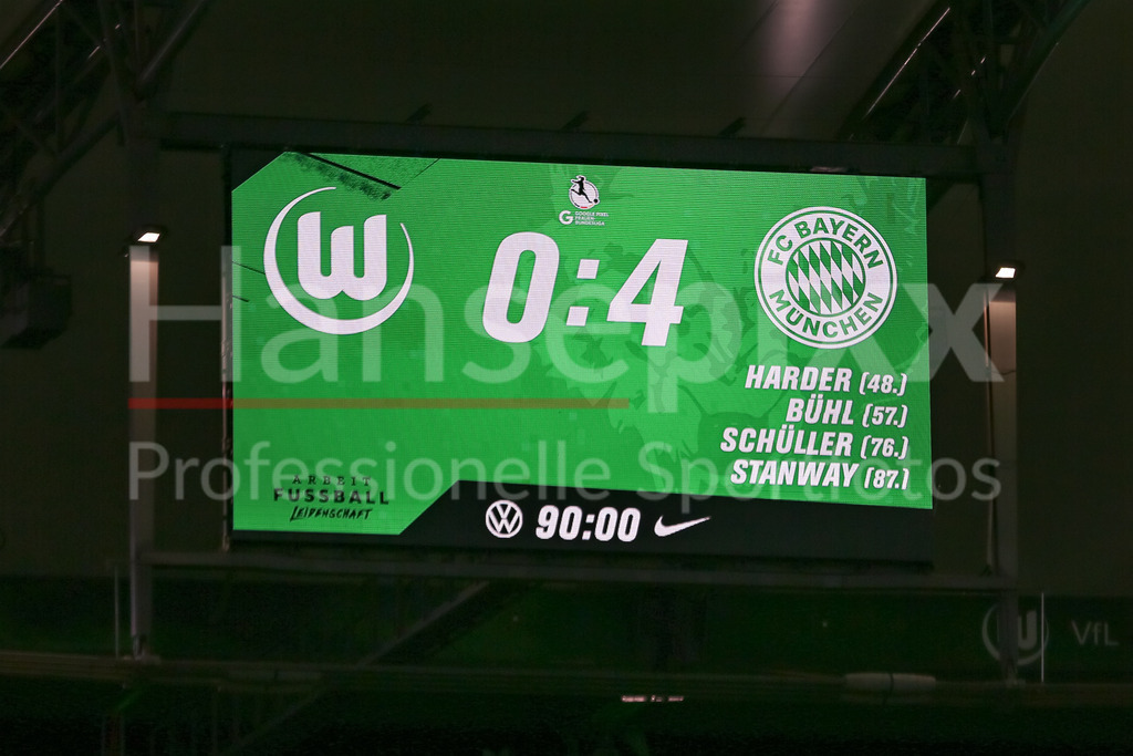 Fussball, Google Pixel Frauen-Bundesliga, VfL Wolfsburg - FC Bayern München | v.li.: Die Anzeigetafel zeigt den Spielstand von 0:4 an, Ergebnis, Endergebnis, Endstand, Tore, Videowall, Videowand, Anzeige, DIE DFB-RICHTLINIEN UNTERSAGEN JEGLICHE NUTZUNG VON FOTOS ALS SEQUENZBILDER UND/ODER VIDEOÄHNLICHE FOTOSTRECKEN. DFB REGULATIONS PROHIBIT ANY USE OF PHOTOGRAPHS AS IMAGE SEQUENCES AND/OR QUASI-VIDEO.