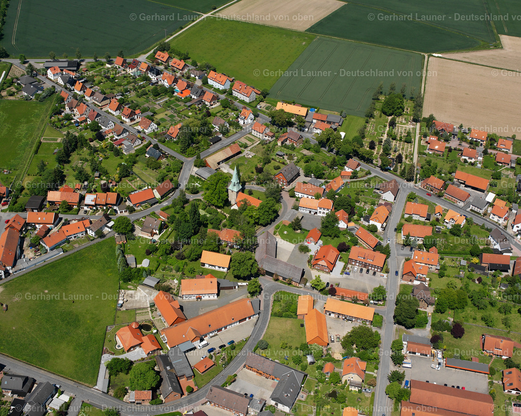 2638239 | DöRNTEN 09.06.2006 Landwirtschaftliche Nutzflächen und Feldgrenzen  umsäumen das Siedlungsgebiet des Dorfes in Dörnten im Bundesland Niedersachsen, Deutschland // Agricultural land and field boundaries surround the settlement area of the village  in Dörnten in the state Lower Saxony, Germany Foto: Gerhard Launer