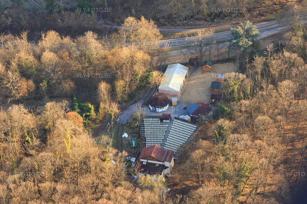Luftbild: Freilichttheater Dörrenbach im Wald in Dörrenbach im Bundesland Rheinland-Pfalz in Deutschland. Foto: IMG_145613.jpg vom 19.03.2025 durch Werner Riehm/FLY-FOTO.deFreilichtbühne