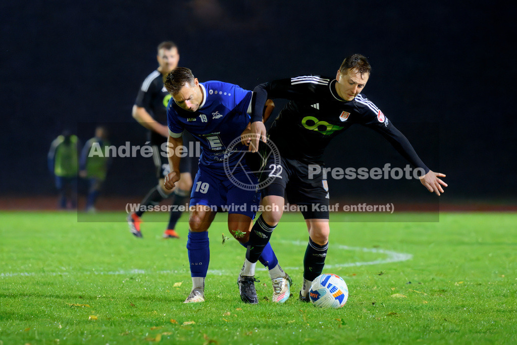 Preetzer TSV vs MTV Dänischenhagen | Florian Ziehmer (Preetz #19) vs Tony Buck (Dänischenhagen #22) / Fußball-Verbandsliga Ost Männer 2026/2027 / Preetzer TSV vs MTV Dänischenhagen / Jahnplatz / Preetz / 16.10.26 - Realisiert mit Pictrs.com