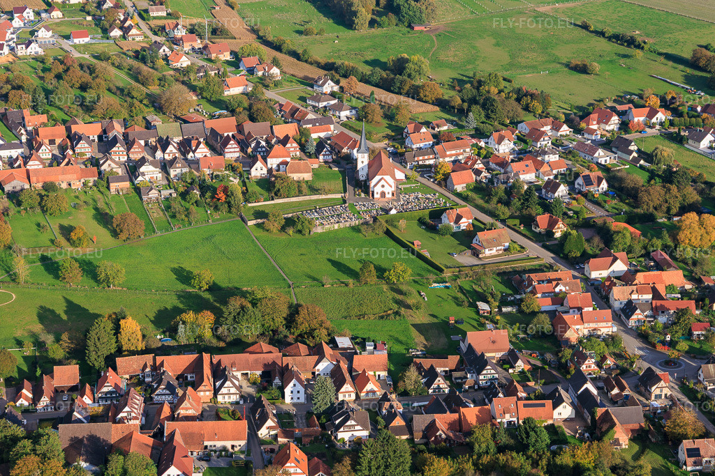 Vue aérienne: Église et cimetière à Seebach dans le département Bas Rhin, France. Photo: IMG_150125.jpg prise le 11/10/2025 par Werner Riehm/FLY-FOTO.eu – Résolution de l'original: 6000 x 4000 px
