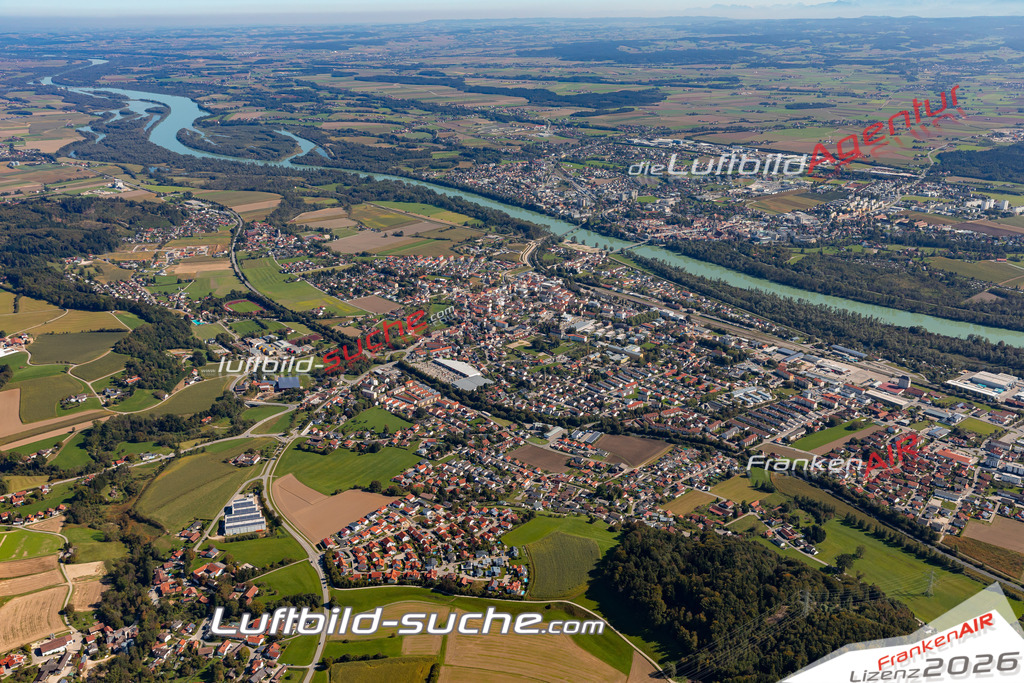 Aktuelles Luftbild von  Simbach am Inn Kauf mit Lizenz / Bildrechten möglich- Die Luftaufnahme wurde 2021 mittels UL-Flugzeug erstellt ( keine Drohne ) - hochauflösende Kamera-Systeme von  Canon -Beste Qualität - Für grossformatige Ausdrucke geeignet. Die Geschenkidee !