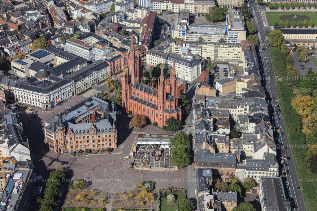 3070100 | Die neugotische Marktkirche in Wiesbaden ist die evangelische Hauptkirche der hessischen Landeshauptstadt. Sie wurde in den Jahren 1853 bis 1862 von Carl Boos als Nassauer Landesdom am Schlossplatz erbaut und war seinerzeit der größte Backsteinbau des Herzogtums Nassau.