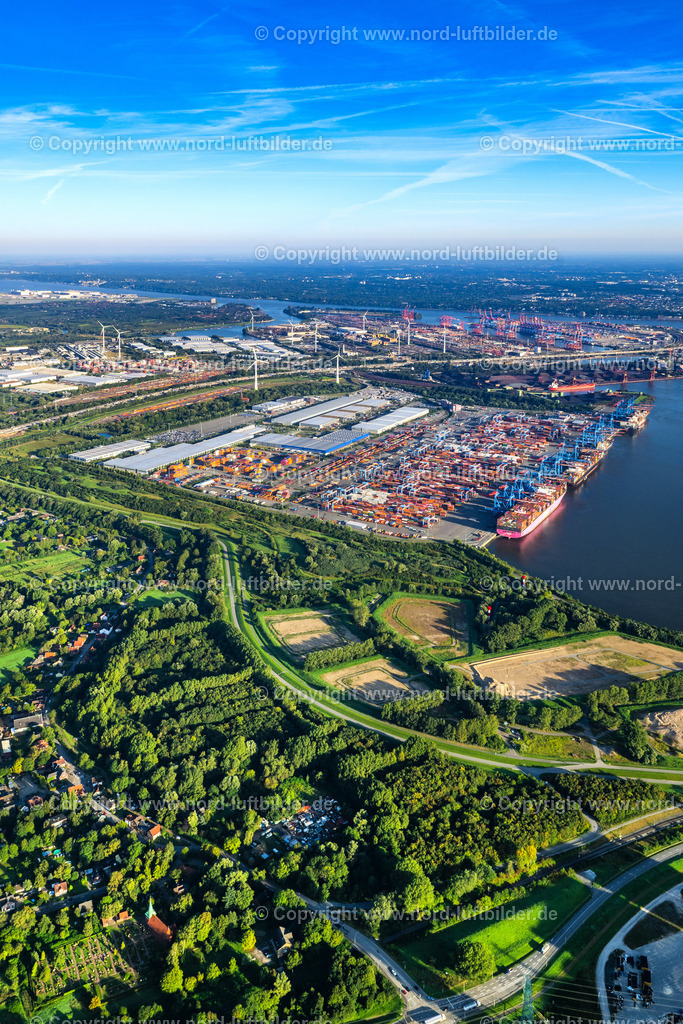 Hamburg_Altenwerder_Container_Terminal_ELS_9399070923 | HAMBURG 21.08.2023 Containerterminal HHLA Container Terminal Altenwerder (CTA) am Ufer der Elbe im Stadtteil Altenwerder in Hamburg. // Container Terminal HHLA Container Terminal Altenwerder (CTA) on the Elbe riverbank in the Altenwerder part of Hamburg in Germany. Foto: Martin Elsen