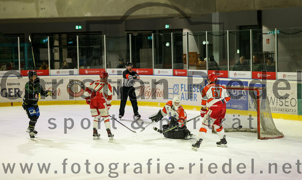 2022-12-02_141_TSV_Erding_gegen_EV_Pegnitz | Erding, Deutschland, 02.12.2022:
Eishockey, Bayernliga 2022 / 2023, 17. Spieltag, TSV Erding gegen EV Pegnitz, Endergebnis: 9:3

Mark Waldhausen (Erding Gladiators, #27), Bastian Heringklee (EV Pegnitz, #77), Torwart Filip Rieger (EV Pegnitz, #51), Eric Schuster (EV Pegnitz, #67)

Foto: Christian Riedel / fotografie-riedel.net