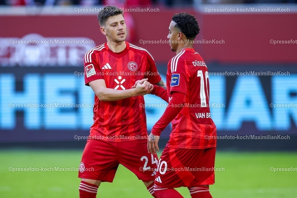 Due01022501076 | 01.02.2025, Fußball, Fortuna Düsseldorf - SSV Ulm 1846, 2.. Fußball Bundesliga, 20. Spieltag, Merkur Spiel-Arena, Saison 2024 2025: Dawid Kownacki (Fortuna Düsseldorf #24) verwandelt den Elfmeter zum 3:2. Torjubel nach dem Treffer zusammen mit Myron van Brederode (Fortuna Düsseldorf #10)DFB regulations prohibit any use of photographs as image sequences and or quasi-video.