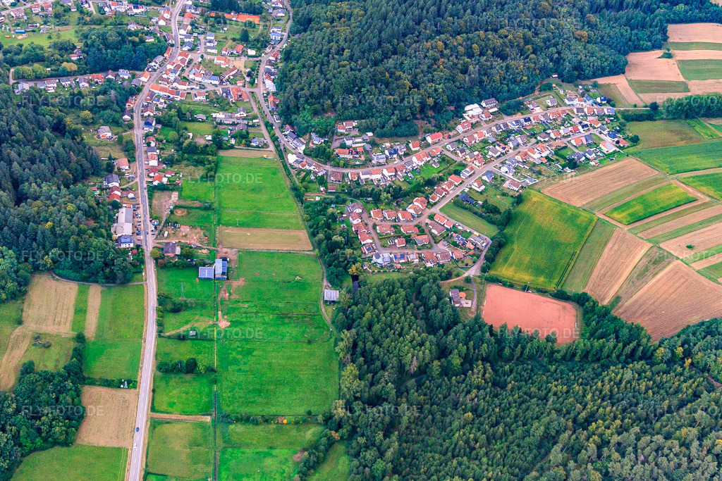 Luftbild: Ortsansicht von Süden im Ortsteil Erbringen in Beckingen im Bundesland Saarland in Deutschland. Foto: IMG_149625.jpg vom 05.09.2025 durch Werner Riehm/FLY-FOTO.de