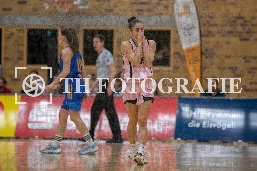 GER, Eisvoegel USC Freiburg - Alba Berlin, Basketball, Toyota Damen Basketball Bundesliga, 6. Spieltag, Saison 2022/2023, 12.11.2022 | Negative Emotion bei Jessica Loera (USC Eisvoegel Freiburg, #15)

GER, Eisvoegel USC Freiburg - Alba Berlin, Basketball, Toyota Damen Basketball Bundesliga, 6. Spieltag, Saison 2022/2023, 12.11.2022

Foto: THF Sport/Thomas Heß