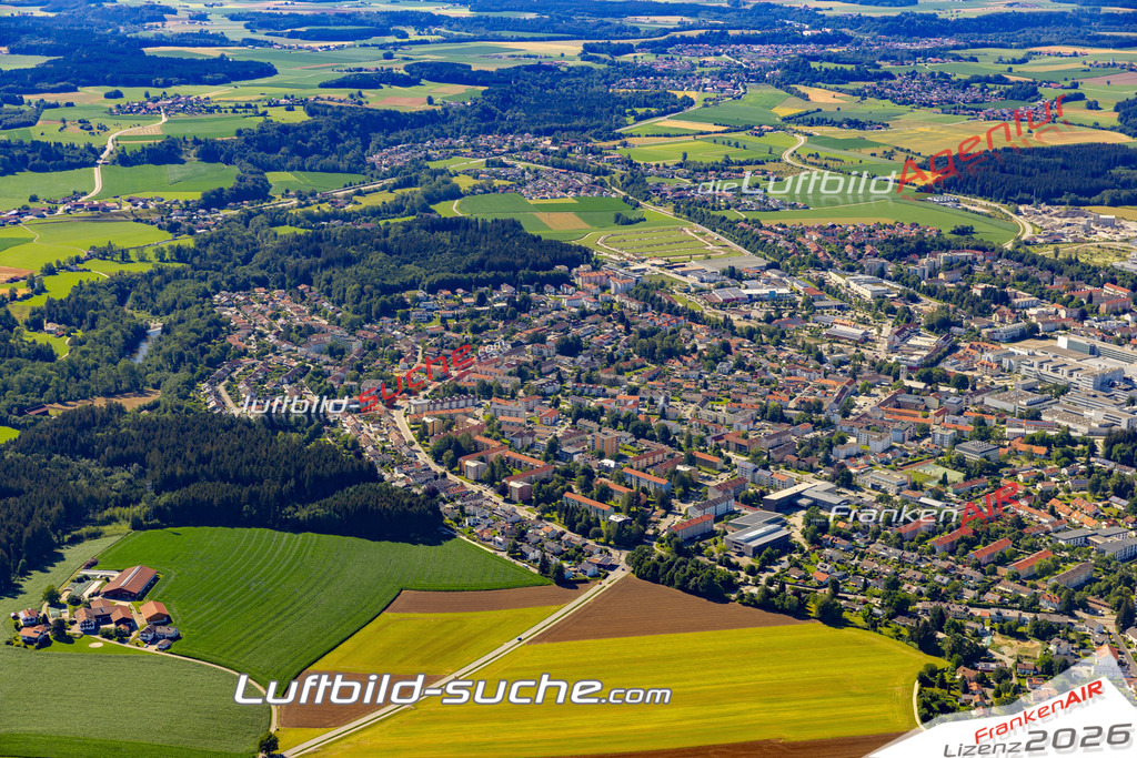 Aktuelles Luftbild von  Traunreut - Die Luftaufnahme wurde 2022 mittels UL-Flugzeug erstellt ( keine Drohne ) - hochauflösende Kamera-Systeme von  Canon -Beste Qualität - Für grossformatige Ausdrucke geeignet. Die Geschenkidee !