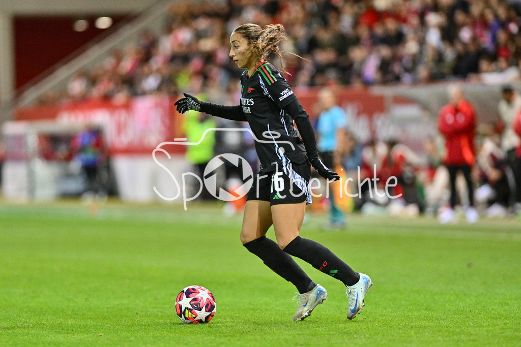 FC Bayern München Frauen - Arsenal London Frauen | am Ball Rosa KAFAJI (Arsenal London Frauen #16) / Freisteller / Einzelfoto / UEFA Womens Champions League: FC Bayern München Frauen - Arsenal London Frauen, FC Bayern Campus am 09.10.2024