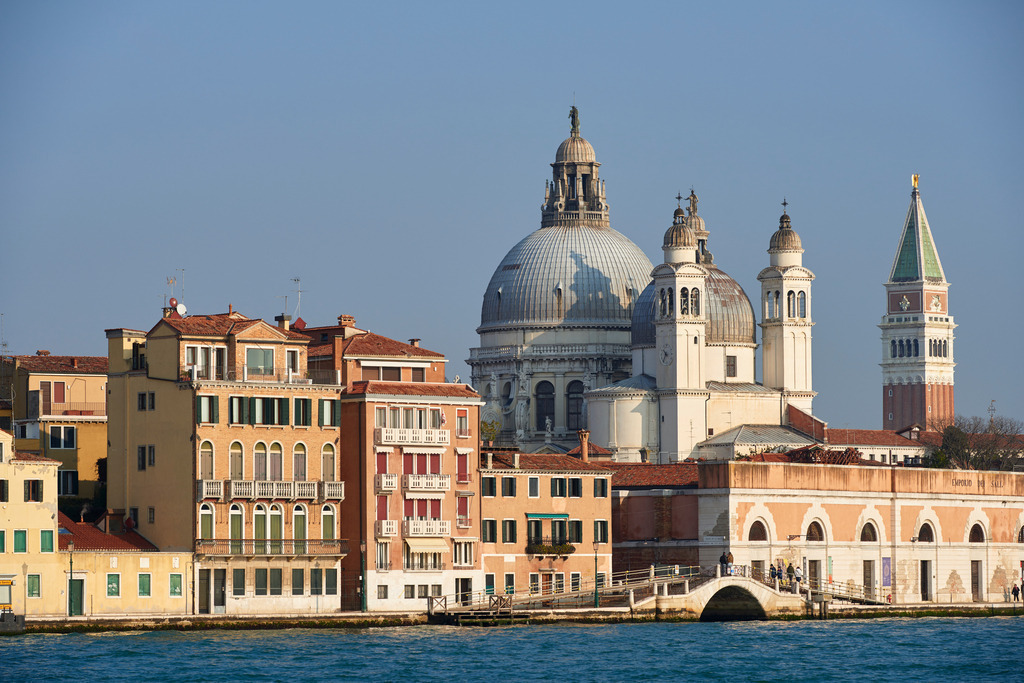 Blick auf den Markusturm und Basilica San Marco | Venedig, Italien - December 06, 2016: Blick auf den Markusturm und Basilica San Marco. - Realisiert mit Pictrs.com