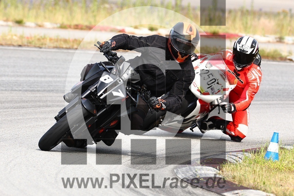 0087-20240704_00151 | Schöne Erinnerungen an spannende Momente - das festzuhalten ist unser Job. PIXELrace.de ist seit 2003 auf den Rennstrecken Europas unterwegs um die Action draußen beim Fahren und die wunderbare Stimmung imm Fahrerlager für euch einzufangen.