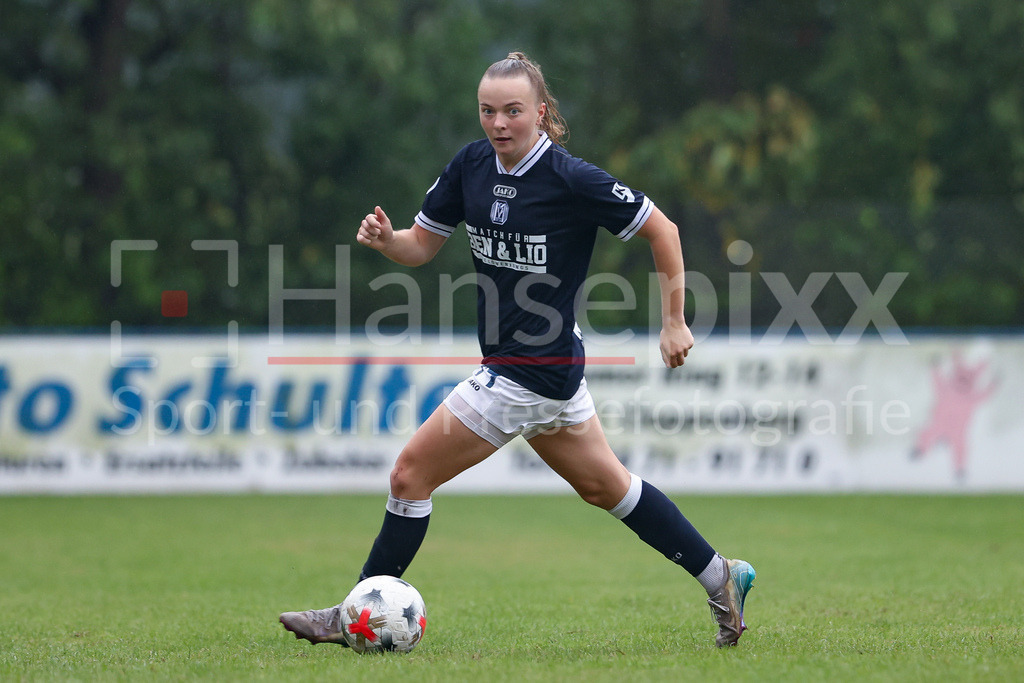 Fussball, Testspiel Frauen, SpVg Aurich - SV Meppen | Bente Bode (SV Meppen, 14) am Ball, Freisteller, Einzelbild, Ganzkörper, Aktion, Action, Spielszene