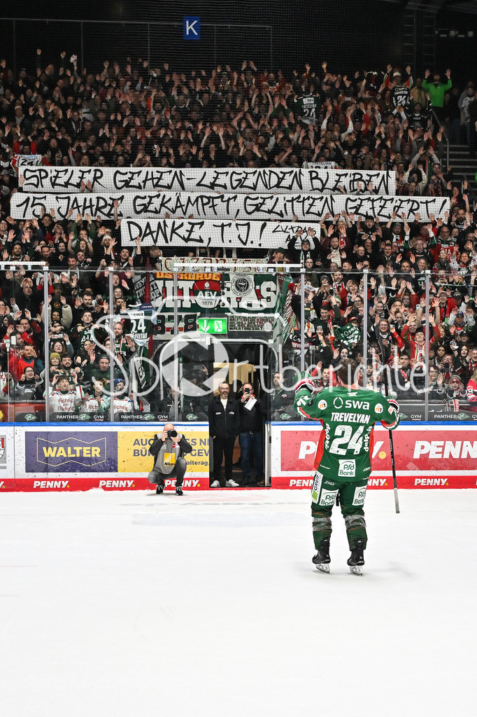 Augsburger Panther - Grizzlys Wolfsburg | AUGSBURG, GERMANY - 15. MARCH: Im Bild T. J. TREVELYAN (Augsburger Panther 24) der sich von den Fans feiern lässt Einzelfoto / Freisteller nach dem Match zwischen den Augsburger Panthern und den Grizzlys Wolfsburg am 52. Spieltag der Penny DEL im Curt Frenzel Stadion / Spruchband der Fans