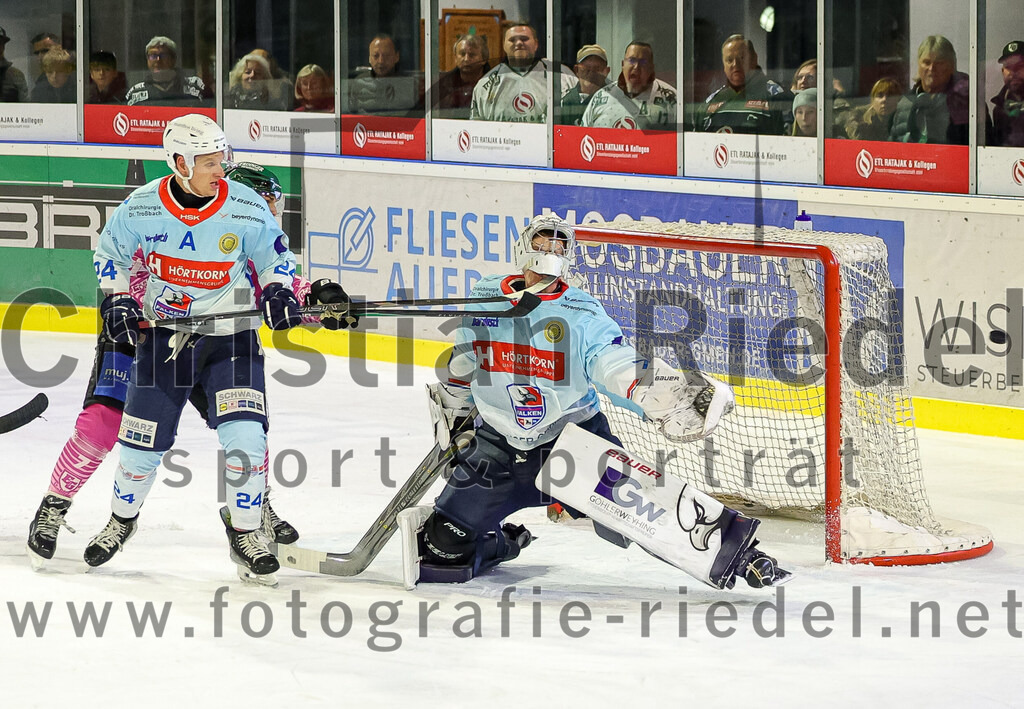 2025-10-05_155_TSV_Erding_gegen_Heilbronner_Falken | Erding, Deutschland, 05.10.2025:Eishockey, Oberliga Süd 2025 / 2026, 6. Spieltag, TSV Erding gegen Heilbronner Falken, Endergebnis: 3:1Corey Mapes (Heilbronner Falken, #24), Louis Trattner (Erding Gladiators, #7), Torwart Franz Jokinen (Heilbronner Falken, #75)Foto: Christian Riedel / fotografie-riedel.net