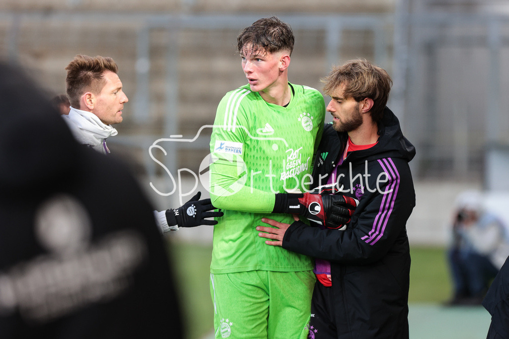 FC Bayern Amateure - TSV Buchbach | Tom Ritzy HUELSMANN (FCB #1) muss nach seiner roten Karte vom Platz / Notbremse / Luca DENK (FCB #16)