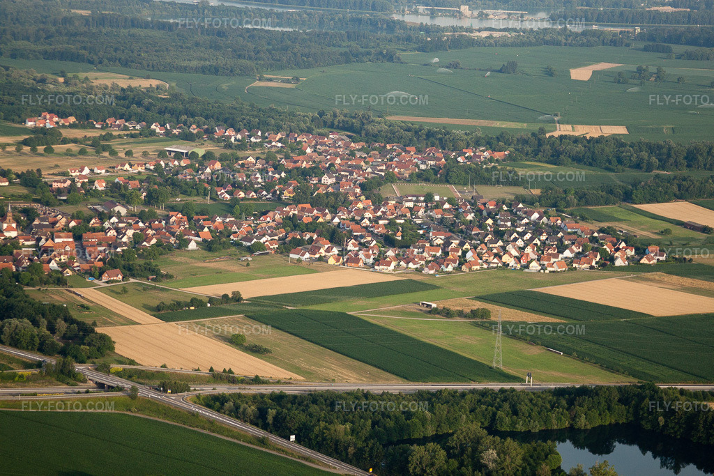 Aerial view: Rountzenheim-Auenheim from the west in the district Ceinture Forêt Nord in Hagenau in the state Bas-Rhin, France.Photo: IMG_30569.jpg taken on 07/09/2010 by Werner Riehm/FLY-FOTO.comResolution of the original: 4752 x 3168 px