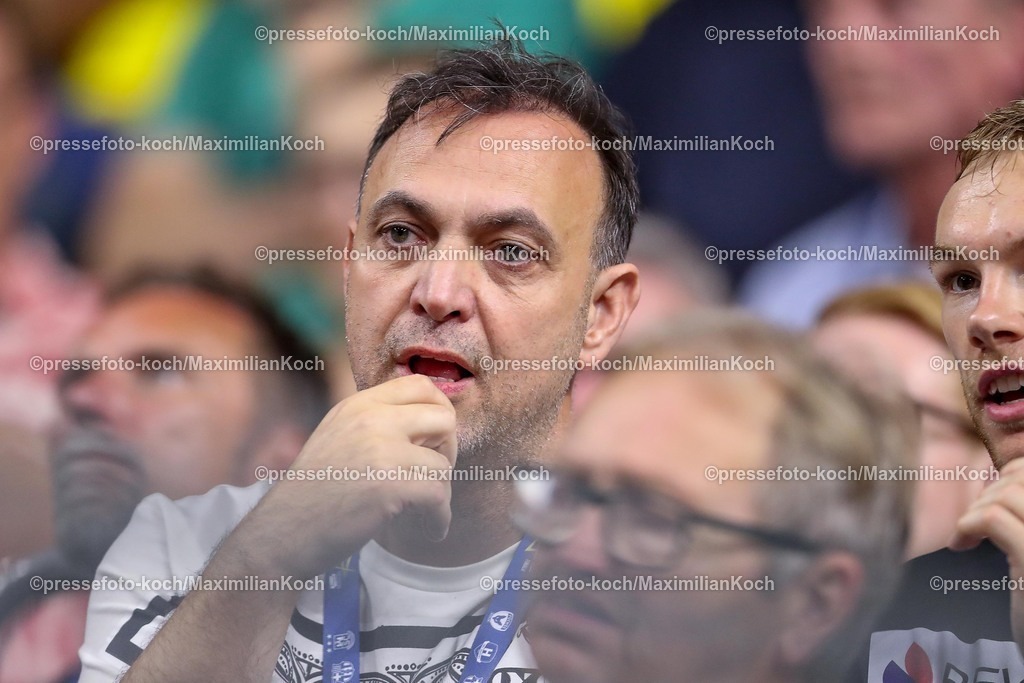 KoeEHF14062501027 | 14.06.2025, Handball, Halbfinale TruckScout24 EHF FINAL4, LANXESS arena Köln, Füchse Berlin - HBC Nantes: Bob Hanning (Fuechse Berlin) neben Mathias Gidsel  (Fuechse Berlin #19) auf der Tribüne 