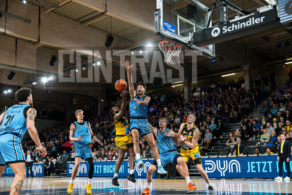 Basketball I Herren I Bundesliga I Saison 2025/2026 I 8. Spieltag I Veolia Towers Hamburg - MHP Riesen Ludwigsburg | Benedikt Turudić (44, Veolia Towers Hamburg) wehrt Tray Buchanan (2, MHP Riesen Ludwigsburg) unter dem Korb ab - Realisiert mit Pictrs.com