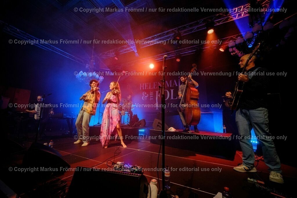 20230728-helen-maier-and-the-folks-006 | Helen Maier &amp; The Folks am Luzern Live Festival. Am Freitag 28. Juli 2023 im Hotel Schweizerhof in Luzern. Helen Maier — Violine / Alexander Graf — Violine, Bratsche / Andreas Gut — Akkordeon / Theo Känzig — Gitarre / Jonas Künzli — Kontrabass / Adrian Böckli — Schlagzeug, Percussion. Foto: Markus Frömml