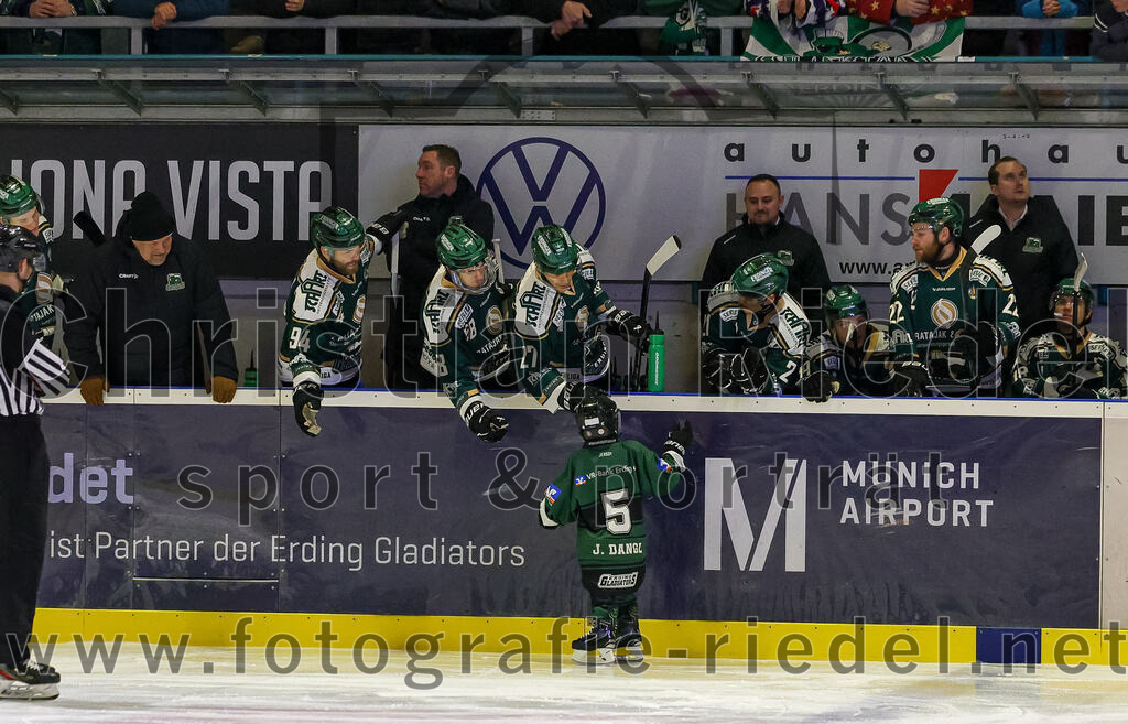 2025-12-05_046_TSV_Erding_gegen_Stuttgart_Rebels | Erding, Deutschland, 05.12.2025:Eishockey, Oberliga Süd 2025 / 2026, 23. Spieltag, TSV Erding gegen Stuttgart Rebels, Endergebnis: 5:6Markus Eberhardt (Erding Gladiators, #94), Paul Pfenninger (Erding Gladiators, #58), Mark Waldhausen (Erding Gladiators, #27), Erik Modlmayr (Erding Gladiators, #21), Grady Hobbs (Erding Gladiators, #22)Foto: Christian Riedel / fotografie-riedel.net