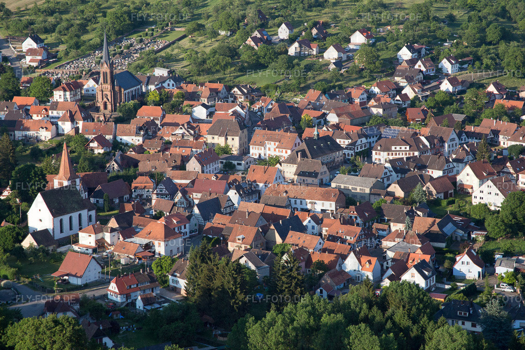 Ortsansicht | Luftbild: Ortsansicht in Lembach im Bundesland Bas-Rhin in Frankreich. Foto: IMG_080261.jpg vom 05.06.2015 durch Werner Riehm/FLY-FOTO.de - Realisiert mit Pictrs.com