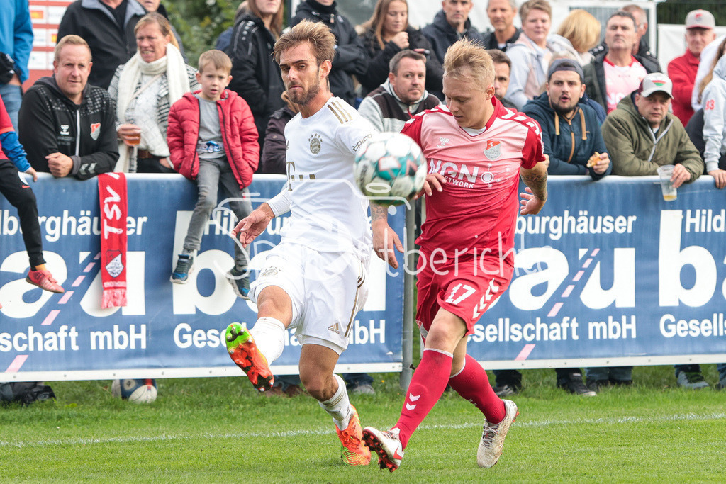 TSV Aubstadt - FC Bayern Amateure | Luca DENK (FCB #16) im Duell mit Jens TRUNK (TSV #17)