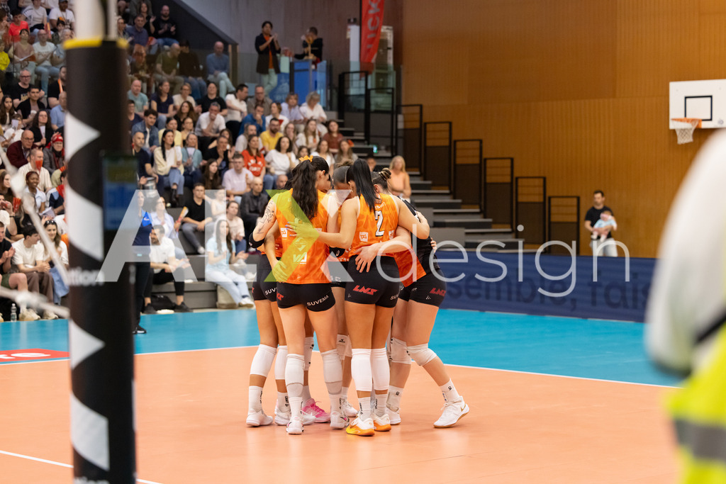 Volleyball I Frauen I Saison 2025-2026 I Volleyball NLA | Women I  Playoffs Finals 1/5 I viteos NUC - VC Kanti Schaffhausen I 06.04.2026 | viteos NUC Spielerinnenkreis - Realisiert mit Pictrs.com