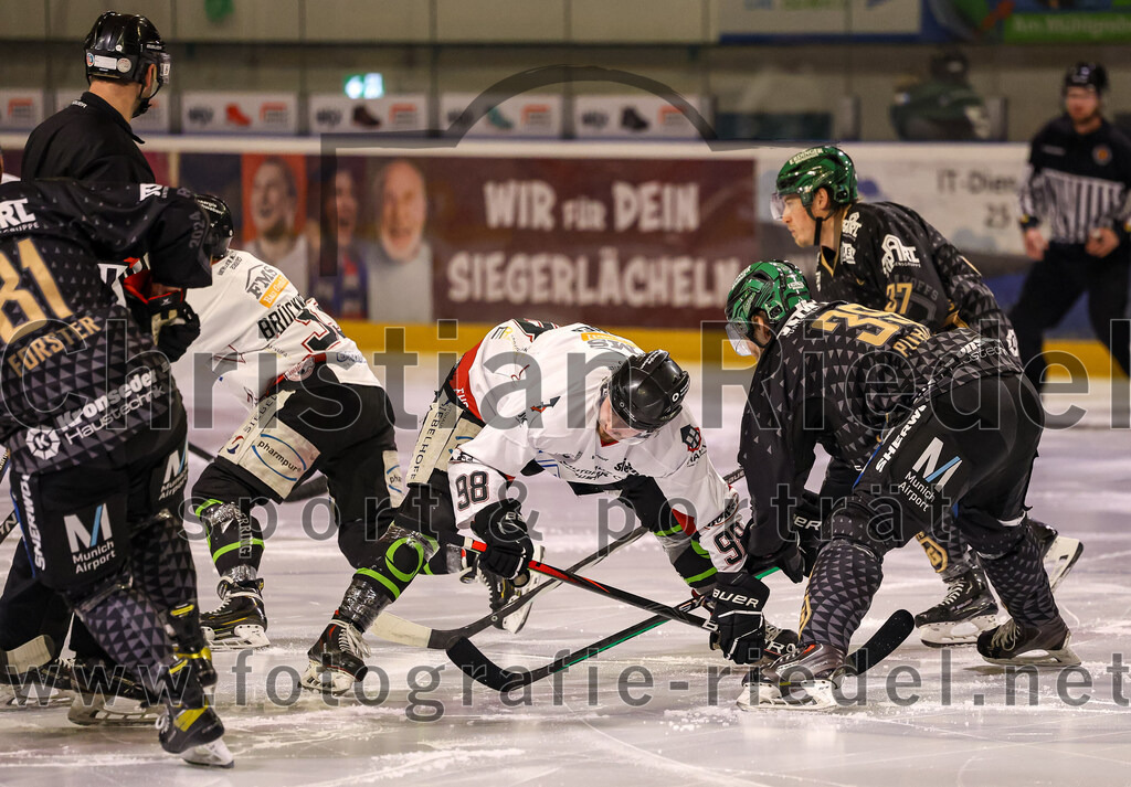 2024-03-08_002_TSV_Erding_gegen_EHC_Koenigsbrunn | Erding, Deutschland, 08.03.2024:
Eishockey, Bayernliga Playoffs 2023 / 2024, 1. Spieltag, TSV Erding gegen EHC Königsbrunn, Endergebnis: 3:0

Julian Becher (EHC Königsbrunn, #98), Thomas Plihal (Erding Gladiators, #39)

Foto: Christian Riedel / fotografie-riedel.net