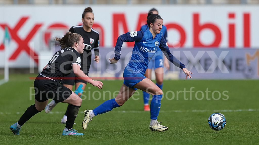 Fussball, 2. Frauen-Bundesliga, SV Meppen - FC Ingolstadt 04 | v.li.: Lea Wolski (FC Ingolstadt 04, 6) und Vildan Kardesler (SV Meppen, 27) im Zweikampf, Duell, Dynamik, Aktion, Action, Spielszene, DIE DFB-RICHTLINIEN UNTERSAGEN JEGLICHE NUTZUNG VON FOTOS ALS SEQUENZBILDER UND/ODER VIDEOÄHNLICHE FOTOSTRECKEN. DFB REGULATIONS PROHIBIT ANY USE OF PHOTOGRAPHS AS IMAGE SEQUENCES AND/OR QUASI-VIDEO.